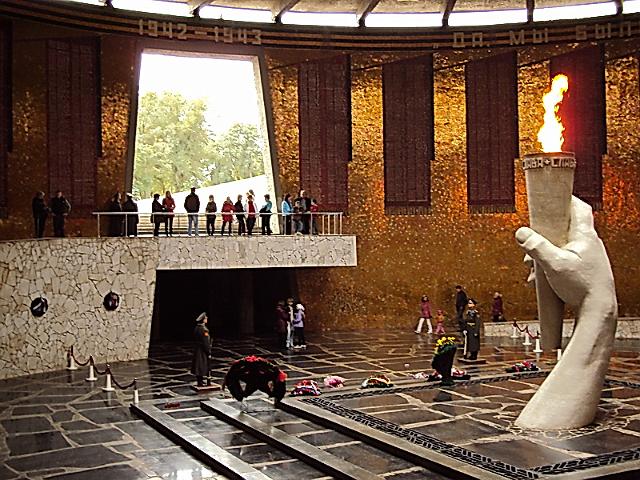 kurgan (45).jpg - "Saal des Soldatenruhmes" mit dem ewigen Feuer, Blick auf den Ausgang zum Platz der Trauer.